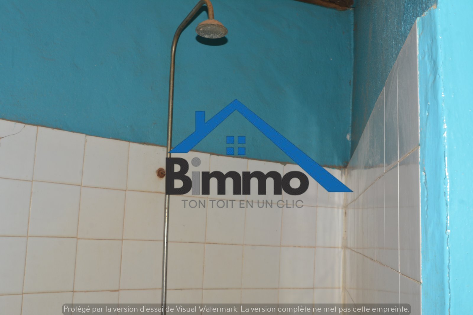 Hébergement économique à Nikki : bungalows ventilés, chambres privées, 5 000 F/jour.