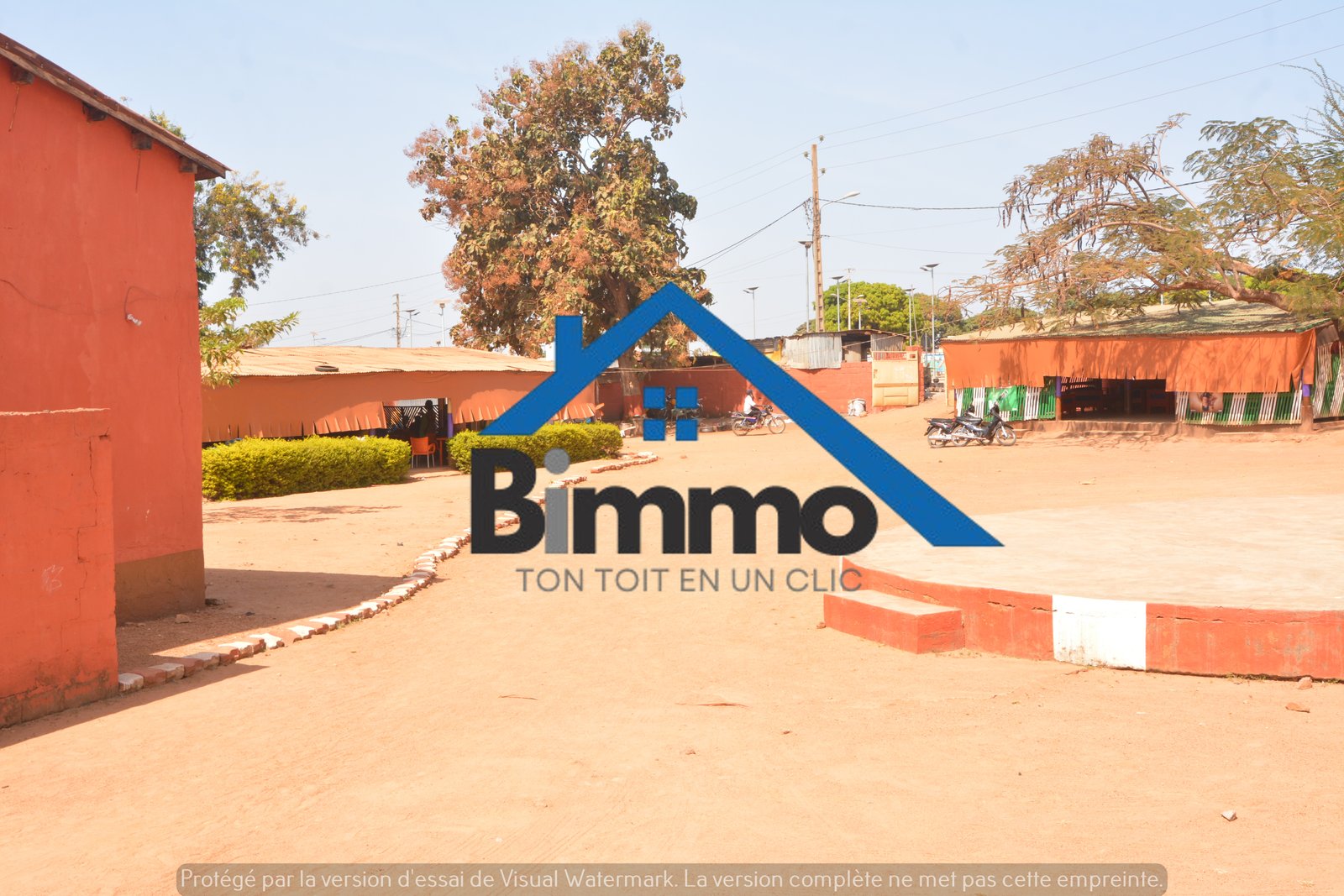 Hébergement économique à Nikki : bungalows ventilés, chambres privées, 5 000 F/jour.